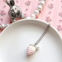 白苺とコットンパールのネックレス＊シルバーカラー