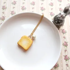 食パンとコットンパールのネックレス