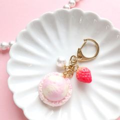 いちごのマカロン フェイクスイーツ キーホルダー ハンドメイド - メルカリ