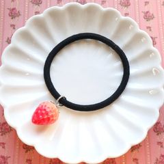 ハンドメイド レジン ヘアゴム リアル苺 No.29 - メルカリ