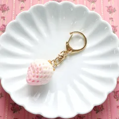 一粒白苺のチャーム