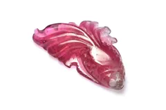 【１点物】AAAA☆繊細彫刻 レッドトルマリン(ルベライト)　20x12mm　金魚彫刻(穴あり) ルース パワーストーン 天然石 _PC8433