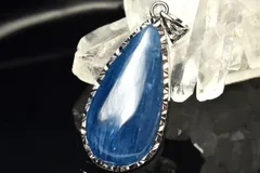 【１点物】シルバー925◇繊維結晶 カイヤナイト　27x14mm　ドロップ ペンダントトップ パワーストーン 天然石 _PC8397