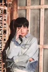 【中古】生写真(男性) 防弾少年団/V(ブイ)/上半身・衣装水色・右手ピース・目元・左手腰・ポストカードサイズ/展示会「2018 BTS EXHIBITION オヌル」「24=7 Serendipity」シーズン2 生写真(LIVE PHOTO)