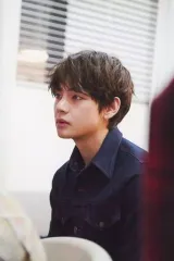 【中古】生写真(男性) 防弾少年団/V(ブイ)/上半身・衣装黒・両手下げ・体左向き・背景白・ポストカードサイズ/展示会「2018 BTS EXHIBITION オヌル」「24=7 Serendipity」シーズン3 生写真(LIVE PHOTO)