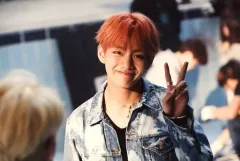 【中古】生写真(男性) 防弾少年団/V(ブイ)/横型・バストアップ・衣装水色・左手ピース・笑顔・ポストカードサイズ/展示会「2018 BTS EXHIBITION オヌル」「24=7 Serendipity」シーズン2 生写真(LIVE PHOTO)