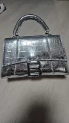 新 商品 ミニ トートバッグです。 シルバー カラーが目を引きます。 クロスバックとしても活用