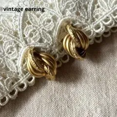 26624ヴィンテージ 艶消しゴールドのクロス3ラインイヤリング