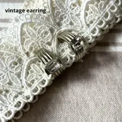 26627ヴィンテージ 大粒スクエアビジューにシルバーのハーフフープイヤリング