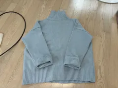 スカイブルー タートルネック ニット