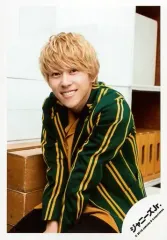 【中古】生写真(ジャニーズ) Aぇ! group/末澤誠也/膝上・座り・衣装緑・黄色・両手股・左向き・笑顔・肩すぼめ・左向き/「僕らAぇ! groupって言いますねん 関西凱旋公演」グッズオフショット/公式生写真(大阪店舗限定)