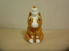 ぬいぐるみのような木でできたウマの置物～鏡餅をのっけて　高さ：１５ｃｍ