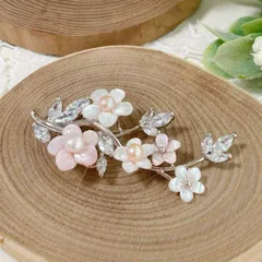 キラキラ花枝とホワイトピンクのシェルブローチ■korunpin-59-s【フローチ】【華やか】【かわいい】【ゴージャス】【ビーズ】【ハンドメイド】【フォーマル】