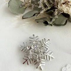 スノークリスタルブローチ シンプルでおしゃれ ブローチ ピン 普段使い おしゃれ シンプル 北欧 韓国  結婚式 カジュアル アンティーク パール コルンピン ラインストーン キラキラ ■korunpin-50-s