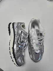 ナイキ P6000 シルバー メタリック スニーカー