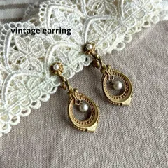 05001ヴィンテージ くすみゴールドにパールのゆらゆらイヤリング