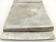 新品 正絹 名古屋帯 作家物 落款 金糸銘銀白色 墨絵流し調流水紋様 織り出し 新品 正絹 名古屋帯 作家物 落款 金糸銘銀白色 墨絵流し調流水紋様
