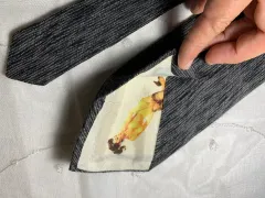 ドールチェ・ガバーナ グレー 裏面 絵 POINT ネックタイ