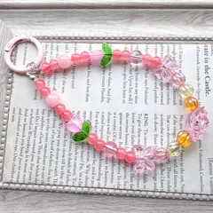 可愛らしいピンク色の薔薇ビーズを使ったハンドストラップ