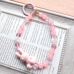 可愛らしいピンク色のうさぎと蝶々のハンドストラップ