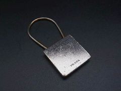 PRADA ロゴ トライアングル シルバー トーン キーリング キーホルダー