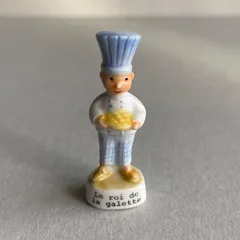 ガレットデロワを持つシェフのフェーブ/フランス雑貨/陶器ミニチュア/ブロカント/ヴィンテージ/蚤の市/幸運の小さな陶器