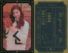 【中古】コレクションカード(女性) TWICE/サナ/上半身・衣装白黒・両手プレゼント/CD「The year of Yes」封入特典フォトカード