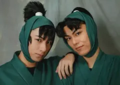 【中古】生写真(男性) 小野一貴(食満留三郎)・渡辺和貴(潮江文次郎)/横型・バストアップ・衣装緑・肩に手・背景グレー・キャラクターショット/ミュージカル「忍たま乱太郎」第五弾～新たなる敵!～ 生写真