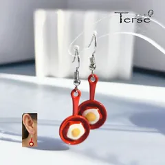 Terseピアス 1ペア レディース 目玉焼き 卵 朝食 ブレックファースト 朝 モーニング フライパン 赤 レッド シルバー 銀 かわいい 楽しい 人気 お出かけ パーティー デート 普段使い プレゼント 面白い se0099a