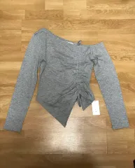 新品) グレー エイブリー ワン オフショルダー Tシャツ 服 コーデ ノーブランド