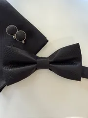 ④-5  蝶ネクタイ　ポケットチーフ　カフス3点セット