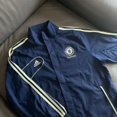 アディダス チェルシー トレーナー ウィンドブレーカー ネイビー