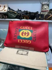 495665 グッチ ロゴ プリント ポーチ クラッチバッグ レッド