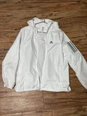 アディダス ウィンドブレーカー 白 レディース
