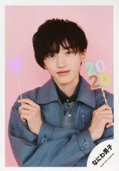 【中古】生写真(ジャニーズ) なにわ男子/道枝駿佑/上半身・衣装グレー・両手交差・フォトプロップス・口閉じ・背景ピンク/Greeting Photo ～ニューイヤーVer.～/公式生写真