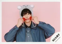 【中古】生写真(ジャニーズ) なにわ男子/道枝駿佑/横型・バストアップ・衣装グレー・帽子・ネズミ・両手顔の横・背景ピンク/Greeting Photo ～ニューイヤーVer.～/公式生写真
