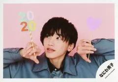 【中古】生写真(ジャニーズ) なにわ男子/道枝駿佑/横型・バストアップ・衣装グレー・両手フォトプロップス・目線左上・背景ピンク/Greeting Photo ～ニューイヤーVer.～/公式生写真