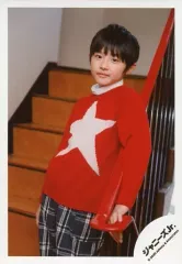 【中古】生写真(ジャニーズ) 関西ジャニーズJr./伊藤篤志/膝上・衣装赤・白・グレー・階段・寄りかかり・左向き/「関ジュ 夢の関西アイランド 2020 in 京セラドーム大阪 ～遊びにおいでや!満足 100%～」グッズオフショット/公式生写真