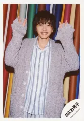 【中古】生写真(ジャニーズ) なにわ男子/道枝駿佑/膝上・衣装グレー・白・両手ピース・笑顔・背景カラフル/「アクリルスタンドII」オフショット/公式生写真