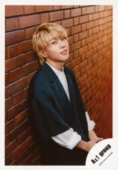 【中古】生写真(ジャニーズ) Aぇ! group/末澤誠也/上半身・衣装緑・両手下・右向き・寄りかかり/「僕らAぇ! groupがbrakeしそうですねん?!」グッズオフショット/公式生写真