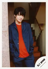 【中古】生写真(ジャニーズ) Aぇ! group/佐野晶哉/膝上・衣装黒.オレンジ・両手ポケット・階段/「僕らAぇ! groupがbrakeしそうですねん?!」グッズオフショット/公式生写真