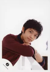 【中古】生写真(ジャニーズ) ジャニーズJr./菅田琳寧/バストアップ・衣装赤茶・両手重ね・手すり・顔傾げ・寄りかかり・背景白/公式生写真