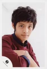 【中古】生写真(ジャニーズ) ジャニーズJr./菅田琳寧/バストアップ・衣装赤茶・腕組み・体右向き・カメラ目線・背景白/公式生写真