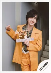 【中古】生写真(ジャニーズ) なにわ男子/道枝駿佑/膝上・衣装黄色・右手壁・左手ネームプレートとロゴ持ち・階段/Johnnys’ ISLAND STORE グッズオフショット’20夏/公式生写真