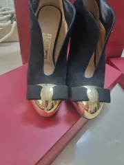 FERRAGAMO ブラック スウェード ゴールド アンクルブーツ