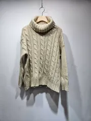 ケーブル編み タートルネック ニット