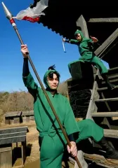 【中古】生写真(男性) 渡辺和貴(潮江文次郎)・小野一貴(食満留三郎)/全身・衣装緑・渡辺両手槍・階段・野外・キャラクターショット/ミュージカル「忍たま乱太郎」第五弾再演～新たなる敵!～