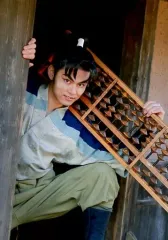 【中古】生写真(男性) 渡辺和貴(潮江文次郎)/膝上・しゃがみ・衣装青・水色・グレー・左手そろばん・右向き・キャラクターショット/ミュージカル「忍たま乱太郎」第五弾再演～新たなる敵!～