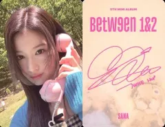 【中古】コレクションカード(女性) TWICE/サナ/裏面ベージュ・印刷サイン入り/CD「11TH MINI ALBUM BETWEEN 1＆2」封入特典フォトカード