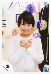 【中古】生写真(ジャニーズ) 関西ジャニーズJr./大西流星/上半身・衣装白・両手キャンディ・歯見せ・体正面/16春「春休みスペシャルShow 2016」グッズ撮影オフショット/公式生写真